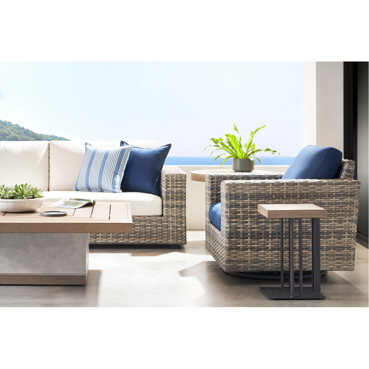 Vanguard Furniture Montclair Outdoor Swivel Glider